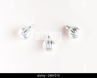 Stilvolle Weihnachtskomposition aus silbernen Kugeln auf einem rosa Hintergrund Stockfoto