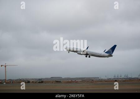 Lima, Peru - 27 2022. Juli: Flugzeug, das an einem bewölkten Tag vom Flughafen abfliegt Stockfoto