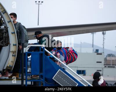 Lima, Peru - Juli 27 2022: Peruanische Indigene Frau, die mit anderen Passagieren die Treppe des Flugzeugs erklimmen Stockfoto