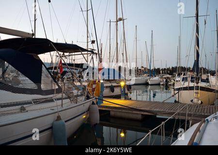 Segelboote in Gouvia Marine auf der Insel Korfu. Stockfoto