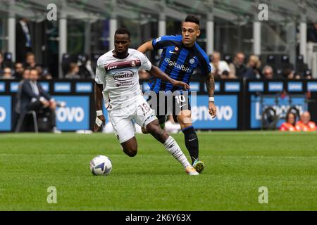 Mailand, Italien. 16. Oktober 2022. Lassana Coulibaly (L) von der US Salernitana 1919 und Lautaro Martinez (R) vom FC Internazionale wurden während des Fußballspiels der Serie A zwischen dem FC Internazionale und der US Salernitana 1919 im Stadio Giuseppe Meazza in San Siro in Aktion gesehen. Endergebnis; FC Internazionale 2:0 US Salernitana 1919 Credit: SOPA Images Limited/Alamy Live News Stockfoto
