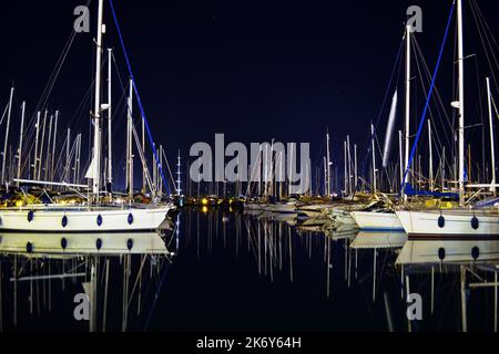 Ruhige Nacht im Yachthafen von Gouvia auf der Insel Korfu. Stockfoto