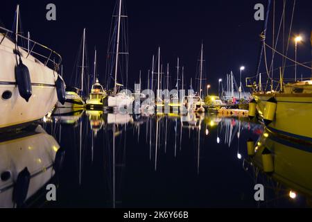 Ruhige Nacht im Yachthafen von Gouvia auf der Insel Korfu. Stockfoto