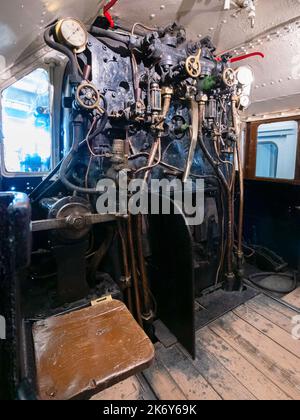 Fahrerhaus der ehemaligen LMS-Klasse 5 Dampflokomtive Nummer 5000 bei NRM Locomotion Shildon Co. Durham England Großbritannien Stockfoto