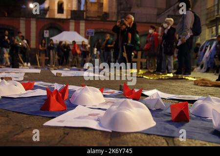 Neapel, Kampanien, Italien. 15. Oktober 2022. Neapel, Italien - 15. Oktober 2022 : auf der Piazza del GesÃ¹ Nuovo, im historischen Zentrum der Stadt, Mitglieder von Mediterranea Napoli und Ex OPG Occupato - je so verrückt, Sie organisierten eine Diskussion, um Nein zur Erneuerung der Abkommen zwischen Italien und Libyen über die Steuerung der Migration nach Europa zu sagen.am 2. November bereitet sich unsere Regierung auf die Erneuerung der Abkommen mit Libyen vor und Freiwillige fordern, dass dies nicht geschieht. Dass Italien sein Geld nicht mehr zur Verfügung stellt und die libysche Küstenwache unterstützt.Weiße Masken mit Fotos von Migranten, die auf See vermisst werden. (Cre Stockfoto