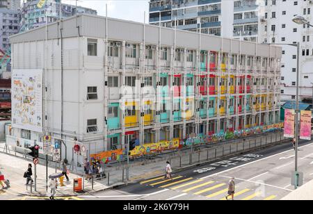 Das Übergangsprojekt Nam Cheong 220 des Hongkonger Sozialrats (HKCSS) ist in der Nam Cheong Street in Sham Shui Po zu sehen. Nam Cheong 220 ist das erste soziale Stahlbauprojekt in Hongkong, das die modulare integrierte Konstruktionstechnologie (MIC) übernommen hat. Das Projekt richtet sich an diejenigen, die seit mindestens drei Jahren auf öffentliche Mietwohnungen (PRH) gewartet haben und unzureichend untergebracht sind oder die dringend Unterstützung durch die Gemeinschaft benötigen. Es bietet ihnen ein menschenwürdiges Wohnumfeld, bevor sie das erste Angebot an Wohnungen erhalten. 05OCT22 SCMP/Yi Stockfoto