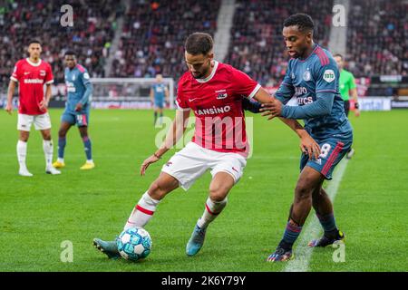 Alkmaar - Pantelis Hatzidiakos von AZ Alkmaar, Quinten Timber von Feyenoord während des Spiels zwischen AZ Alkmaar und Feyenoord am 16. Oktober 2022 im AFAS Stadion in Alkmaar, Niederlande. (Box zu Box Pictures/Tom Bode) Stockfoto