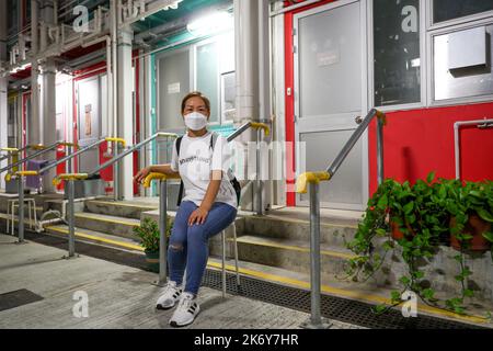 Frau Chen 43, eine frühere Bewohnerin von Nam Cheong 220 durch den Hongkonger Sozialrat (HKCSS), ist in der Nam Cheong Street in Sham Shui Po abgebildet. Nam Cheong 220 ist das erste soziale Stahlbauprojekt in Hongkong, das die modulare integrierte Konstruktionstechnologie (MIC) übernommen hat. Das Projekt richtet sich an diejenigen, die seit mindestens drei Jahren auf öffentliche Mietwohnungen (PRH) gewartet haben und unzureichend untergebracht sind oder die dringend Unterstützung durch die Gemeinschaft benötigen. Es bietet ihnen ein menschenwürdiges Lebensumfeld, bevor sie das erste Angebot bekommen.05OCT22 SC Stockfoto