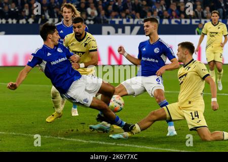 Nach dem Kampf um den Ball von links nach rechts Leo GREIML (GE), Munas DABBUR (1899), Tom KRAUSS (GE) und Dong-Gyeong LEE (GE) entscheidet VAR gegen Schalke, Action, Fußball 1. Bundesliga, Spieltag 10., FC Schalke 04 (GE) - TSG 1899 Hoffenheim (1899) 0: 3, am 15.. Oktober 2022 in Gelsenkirchen/Deutschland. © Stockfoto