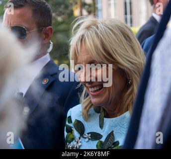 Orlando, Florida, USA. 15. Oktober 2022. 15. Oktober 2022, Orlando, FL: First Lady der Vereinigten Staaten Dr. Jill Biden begrüßt die Wähler während einer Wahlkampfveranstaltung, bei der die bundesweiten Demokraten vor den Midterms 2022 unterstützt werden. (Bild: © Dominic Gwinn/ZUMA Press Wire) Stockfoto