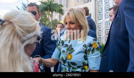 Orlando, Florida, USA. 15. Oktober 2022. 15. Oktober 2022, Orlando, FL: First Lady der Vereinigten Staaten Dr. Jill Biden begrüßt die Wähler während einer Wahlkampfveranstaltung, bei der die bundesweiten Demokraten vor den Midterms 2022 unterstützt werden. (Bild: © Dominic Gwinn/ZUMA Press Wire) Stockfoto