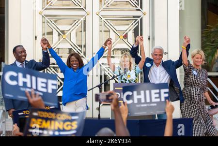 Orlando, Florida, USA. 15. Oktober 2022. 15. Oktober 2022, Orlando, FL: First Lady Dr. Jill Biden reist nach Orlando, FL, um die demokratischen Kandidaten vor den Midtem-Wahlen 2022 zu unterstützen. Von links: Jerry Demings, Bürgermeister von Orange County, Kandidat der Demokraten für die US-Senatsrep. Val Demings, Dr. Jill Biden, Kandidat der demokratischen Gouverneurs Charlie Crist, Chelsea Grimes. (Bild: © Dominic Gwinn/ZUMA Press Wire) Stockfoto