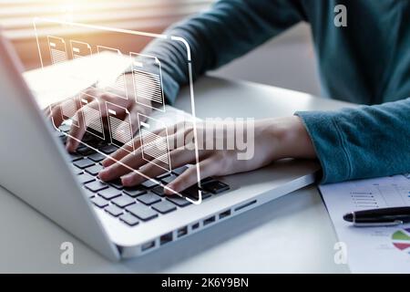 Die Mitarbeiter verwenden Laptops mit einem virtuellen Grafiksymbol auf dem Schreibtisch zu Hause, ein Dokumentenmanagementsystem, digitales Marketing, Cloud-Computing, Unternehmen Stockfoto