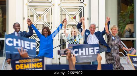 Orlando, Florida, USA. 15. Oktober 2022. 15. Oktober 2022, Orlando, FL: First Lady Dr. Jill Biden reist nach Orlando, FL, um die demokratischen Kandidaten vor den Midtem-Wahlen 2022 zu unterstützen. Von links: Jerry Demings, Bürgermeister von Orange County, Kandidat der Demokraten für die US-Senatsrep. Val Demings, Dr. Jill Biden, Kandidat der demokratischen Gouverneurs Charlie Crist, Chelsea Grimes. (Bild: © Dominic Gwinn/ZUMA Press Wire) Stockfoto