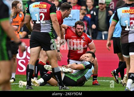 Twickenham, Großbritannien. 16. Oktober 2022. Premiership Rugby. Harlequins V Leicester Tigers. Der Stoop. Twickenham. Julián Montoya (Leicester), der Torschütze des zweiten Trials der Leicester Tigers, wird während des Rugby-Spiels Harlequins V Leicester Tigers Gallagher Premiership von seinen Teamkollegen gratuliert. Kredit: Sport In Bildern/Alamy Live Nachrichten Stockfoto