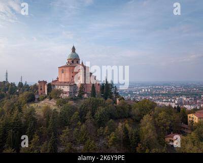 Italien, Oktober 2022- Luftaufnahme des Heiligtums der seligen Jungfrau von San Luca auf dem Hügel von Bologna Stockfoto