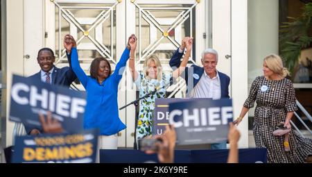 Orlando, Florida, USA. 15. Oktober 2022. 15. Oktober 2022, Orlando, FL: First Lady Dr. Jill Biden reist nach Orlando, FL, um die demokratischen Kandidaten vor den Midtem-Wahlen 2022 zu unterstützen. Von links: Jerry Demings, Bürgermeister von Orange County, Kandidat der Demokraten für die US-Senatsrep. Val Demings, Dr. Jill Biden, Kandidat der demokratischen Gouverneurs Charlie Crist, Chelsea Grimes. (Bild: © Dominic Gwinn/ZUMA Press Wire) Stockfoto