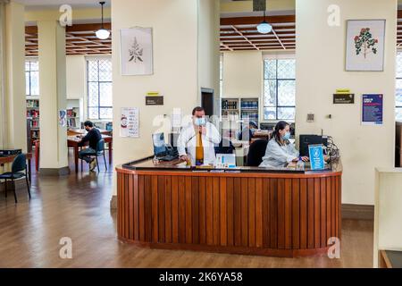 Bogota Colombia,Santa Fe Biblioteca Nacional de Colombia National Library of Colombia,Informationsschalter Mann Mann Frau Frau Frau Frau Erwachsene adul Stockfoto