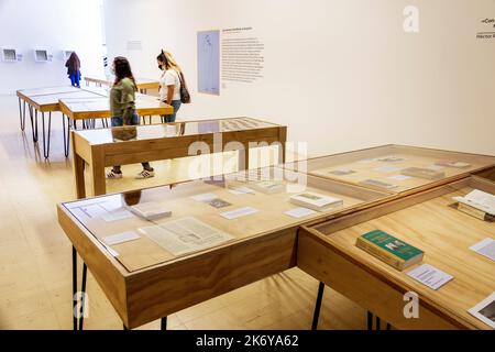 Bogota Kolumbien,Santa Fe Biblioteca Nacional de Colombia Nationalbibliothek von Kolumbien,Ausstellungsstücke Sammlung Museum Museen innen,Frau Stockfoto