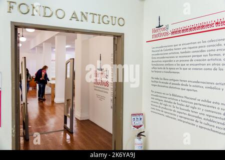 Bogota Kolumbien,Santa Fe Biblioteca Nacional de Colombia Nationalbibliothek von Kolumbien,Antiquariat Zimmer antike Bücher dekorative Buchbindung,Frau wom Stockfoto