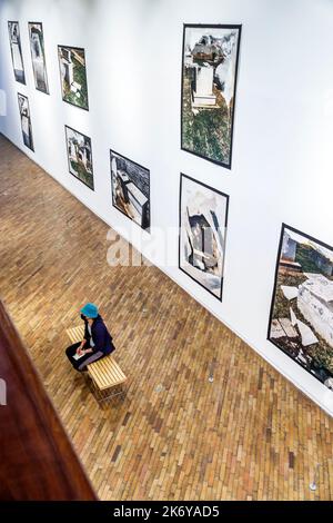 Bogota Kolumbien,Santa Fe Museo de Arte Moderno de Bogota MAMBO Fotografie Katastrofe von Dor Guez Draufsicht Modern Art Museum of Bogota interior i Stockfoto