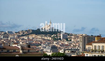 Marseille, Frankreich - Mai 22. 2022: Blick vom Hauptbahnhof über das Stadtzentrum zur Kathedrale Stockfoto