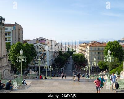 Marseille, Frankreich - Mai 22. 2022: Blick auf die lange Treppe des Bahnhofs Saint-Charles Stockfoto