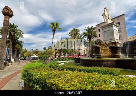 AJACIO, KORSIKA, FRANKREICH; 14. August 2020: Die Statue von Napoleon Bonaparte auf dem Foch-Platz in Ajacio, Korsika, Frankreich Stockfoto