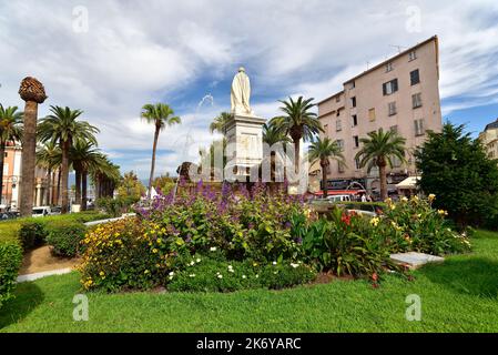 AJACIO, KORSIKA, FRANKREICH; 14. August 2020: Die Statue von Napoleon Bonaparte auf dem Foch-Platz in Ajacio, Korsika, Frankreich Stockfoto