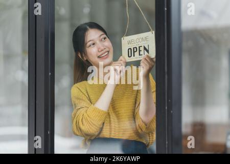 Portrait des Startup erfolgreicher Kleinunternehmerbesitzer im Coffee Shop. KMU Unternehmer Verkäufer Geschäftskonzept Stockfoto