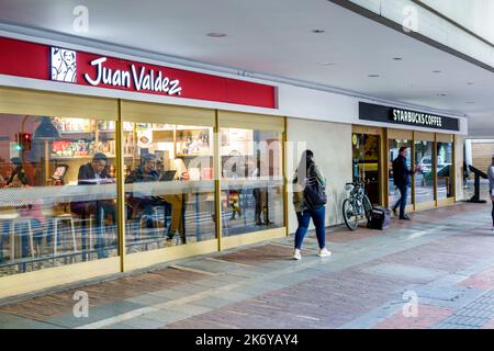 Bogota Colombia, Santa Fe Carrera 13, Juan Valdez Cafe Kaffeehaus Kaffee Starbucks, Restaurant Restaurants Speisen Essen Essen gehen zwangloses Cafe Cafés bist Stockfoto