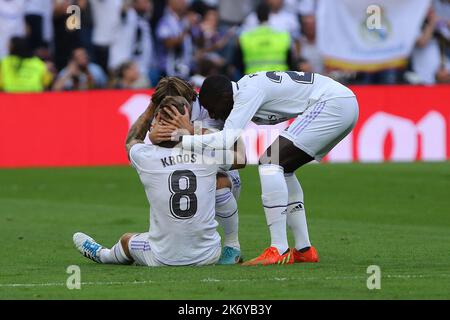 Madrid, Spanien. 16. Oktober 2022. Real Madrid Spieler feiern am 16. Oktober 2022 während des La Liga Match Day 9 zwischen Real Madrid und dem FC Barcelona im Santiago Bernabeu Stadion in Madrid, Spanien. Kredit: Edward F. Peters/Alamy Live Nachrichten Stockfoto