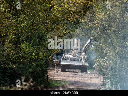 British Army Challenger II CRARRRV Tank Recovery Vehicle mit Kranarm ausgefahren und REME Soldaten Vorbereitung für den Einsatz Stockfoto