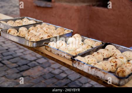 Käsebrot und serviert in Blechdose auf dem Tisch - brasilianische Küche - selektive Konzentration Stockfoto