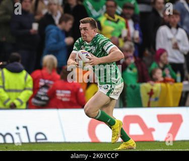 Leeds, Großbritannien. 16. Oktober 2022. Ed Chamberlain aus Irland bricht während des Rugby League World Cup 2021-Spiels Jamaika gegen Irland im Headingley Stadium, Leeds, Vereinigtes Königreich, 16.. Oktober 2022 (Foto von Mark Cosgrove/Nachrichtenbilder) Kredit: Nachrichtenbilder LTD/Alamy Live News Stockfoto