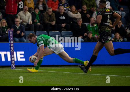 Leeds, Großbritannien. 16. Oktober 2022. *** Versuchen Sie Irland während des Rugby League World Cup 2022-Spiels zwischen Jamaika RL und Irland RL am 16. Oktober 2022 im Headingley Stadium, Leeds, Großbritannien. Foto von Simon Hall. Nur zur redaktionellen Verwendung, Lizenz für kommerzielle Nutzung erforderlich. Keine Verwendung bei Wetten, Spielen oder Veröffentlichungen einzelner Clubs/Vereine/Spieler. Kredit: UK Sports Pics Ltd/Alamy Live Nachrichten Stockfoto