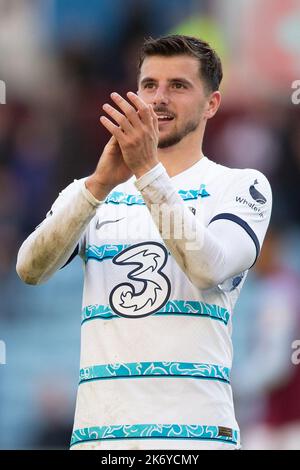 Birmingham, Großbritannien. 16. Oktober 2022. Mason Mount #19 von Chelsea klatscht den Fans während des Premier League Spiels Aston Villa vs Chelsea in Villa Park, Birmingham, Großbritannien, 16.. Oktober 2022 (Foto von Phil Bryan/News Images) in Birmingham, Großbritannien am 10/16/2022. (Foto von Phil Bryan/News Images/Sipa USA) Quelle: SIPA USA/Alamy Live News Stockfoto