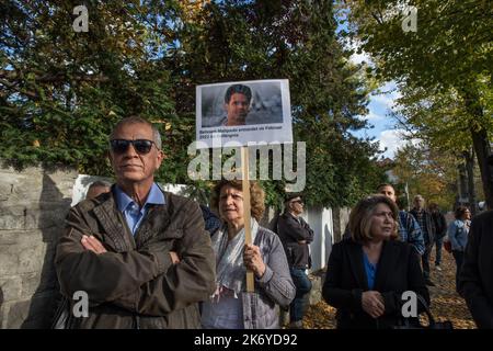 Berlin, Deutschland. 16. Oktober 2022. Am 16. Oktober 2022 versammelten sich Demonstranten vor der iranischen Botschaft in Berlin. Der Grund für die Versammlung waren die Vorfälle im Evin Gefängnis in Teheran, nachdem am 15. Oktober ein Feuer ausgebrochen war. Demonstranten hielten Schilder hoch. In ihren Reden erwähnten sie, dass sie voller Wut seien und forderten die sofortige Freilassung der Gefangenen. Hauptsächlich wird das Gefängnis dazu benutzt, politische Gefangene zu beherbergen, zu foltern und zu töten, und das muss ein Ende haben, und die deutsche Politik muss mehr Druck auf die iranische Führung ausüben. (Bild: © Michael Kuenne/PRESSCOV über ZUMA Press Wire) Stockfoto