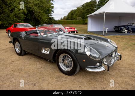 1961 Ferrari 250GT SWB California Spider von Scaglietti ‘843 UYO’ auf dem Concours d’Elégance Motorshow im Blenheim Palace ausgestellt Stockfoto