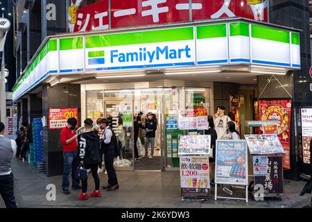 Tokio, Präfektur Tokio, Japan. 16. Oktober 2022. 16. Oktober 2022: Shibuya City, Tokyo, JAPAN: Ein FamilyMart ''Konbini''-Geschäft in Shibuya, einem beliebten Reiseziel mit vielen Geschäftsräumen, Geschäften und Restaurants. Japan hat kürzlich nach mehr als zwei Jahren Reiseverbote aufgrund der COVID-19-Pandemie wieder für den Tourismus geöffnet. Im Jahr 2020 erwarb die Holdinggesellschaft Itochu einen Anteil von 100 % an der Kette, die weltweit über 24.000 Standorte betreibt. (Bild: © Taidgh Barron/ZUMA Press Wire) Bild: ZUMA Press, Inc./Alamy Live News Stockfoto