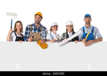 Gruppe von Industriearbeitern mit leerem Banner. Isoliert auf weißem Hintergrund. Stockfoto