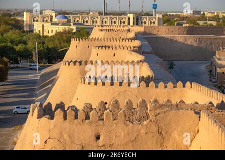 CHIWA, USBEKISTAN - 06. SEPTEMBER 2022: Blick auf die Mauern der alten Festung Kunya Ark in den Strahlen der untergehenden Sonne. Chiwa, Usbekistan Stockfoto