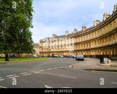 Circus ist eine Straße in Bath, umgeben von halbkreisförmigen mehrstöckigen Stadthäusern, Somerset, Großbritannien. Stockfoto