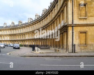 Circus ist eine Straße in Bath, umgeben von halbkreisförmigen mehrstöckigen Stadthäusern, Somerset, Großbritannien. Stockfoto