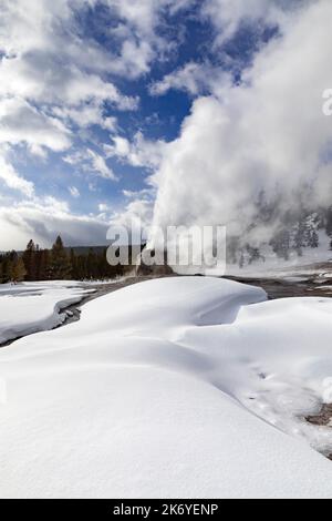 WY05094-00..... WYOMING - Lone Star Geysir bricht an einem Wintertag aus, im Yellowstone National Park. Stockfoto