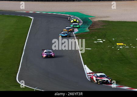 Donington Park, Großbritannien. 16. Oktober 2022. Alexander Simms fährt den Century Motorsport BMW GT3 vor Jules Gounon im RAM Racing Mercedes AMG GT3 während der Intelligent Money British GT Championship, Donington Park. 16. Oktober 2022. Foto von Jurek Biegus. Nur zur redaktionellen Verwendung, Lizenz für kommerzielle Nutzung erforderlich. Quelle: Jurek Biegus/Alamy Live News Stockfoto