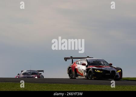 Donington Park, Großbritannien. 16. Oktober 2022. Alexander Simms fährt den Century Motorsport BMW GT3 vor Jules Gounon im RAM Racing Mercedes AMG GT3 während der Intelligent Money British GT Championship, Donington Park. 16. Oktober 2022. Foto von Jurek Biegus. Nur zur redaktionellen Verwendung, Lizenz für kommerzielle Nutzung erforderlich. Quelle: Jurek Biegus/Alamy Live News Stockfoto