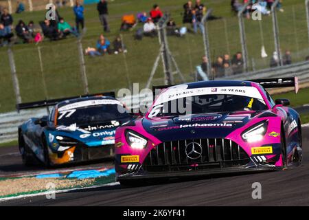 Donington Park, Großbritannien. 16. Oktober 2022. Jules Gounon im RAM Racing Mercedes AMG GT3 und Marcus Clutton im Enduro Motorsport McLaren 720S während der Intelligent Money British GT Championship, Donington Park. 16. Oktober 2022. Foto von Jurek Biegus. Nur zur redaktionellen Verwendung, Lizenz für kommerzielle Nutzung erforderlich. Quelle: Jurek Biegus/Alamy Live News Stockfoto