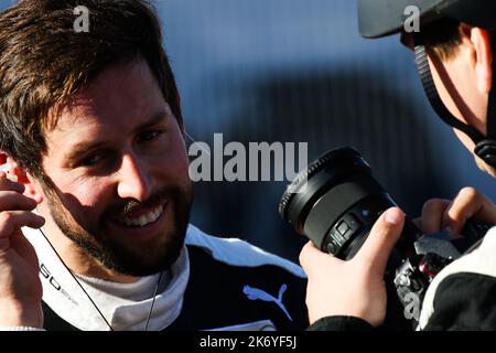 Donington Park, Großbritannien. 16. Oktober 2022. Alexander Sims feiert den Gewinn der britischen GT-Meisterschaft „Intelligent Money“ im Donington Park. 16. Oktober 2022. Foto von Jurek Biegus. Nur zur redaktionellen Verwendung, Lizenz für kommerzielle Nutzung erforderlich. Quelle: Jurek Biegus/Alamy Live News Stockfoto