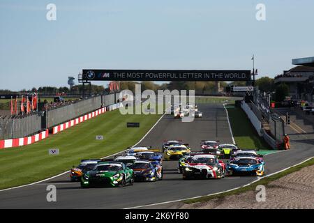 Donington Park, Großbritannien. 16. Oktober 2022. Das Team ABBA Mercedes AMG von Richard Neary führt das Team während der Intelligent Money British GT Championship in Donington Park in die erste Kurve. 16. Oktober 2022. Foto von Jurek Biegus. Nur zur redaktionellen Verwendung, Lizenz für kommerzielle Nutzung erforderlich. Quelle: Jurek Biegus/Alamy Live News Stockfoto